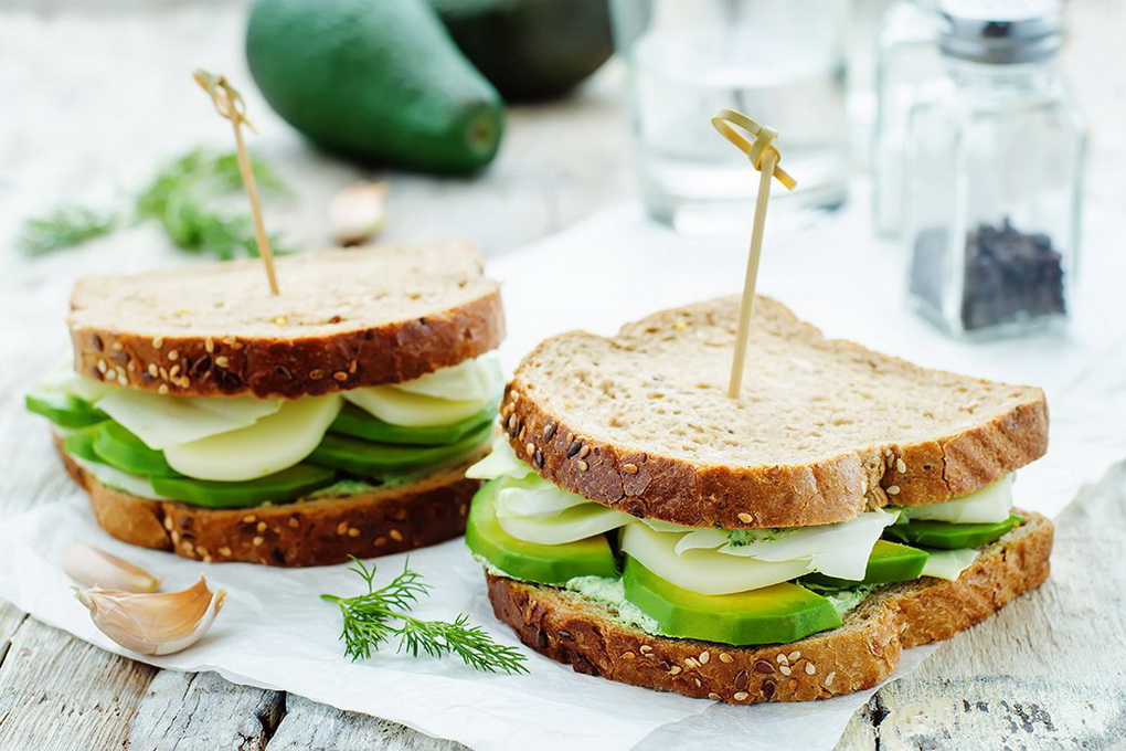 Сэндвич с авокадо-фото
